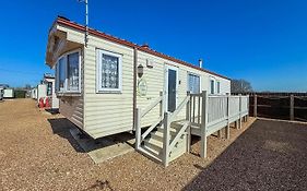 Great 6 Berth Caravan, Perfect For A Beach Holiday In Hunstanton Ref 13007L